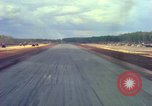 Standbild Flugzeuge landen Vietnam, 1967, aus Sekunde 51 historischem Filmmaterial Videoclip 65675037303