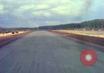 Standbild Flugzeuge landen Vietnam, 1967, aus Sekunde 53 historischem Filmmaterial Videoclip 65675037303