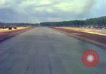 Standbild Flugzeuge landen Vietnam, 1967, aus Sekunde 54 historischem Filmmaterial Videoclip 65675037303