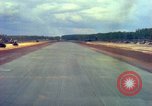 Standbild Flugzeuge landen Vietnam, 1967, aus Sekunde 56 historischem Filmmaterial Videoclip 65675037303