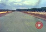 Standbild Flugzeuge landen Vietnam, 1967, aus Sekunde 58 historischem Filmmaterial Videoclip 65675037303