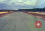 Standbild Flugzeuge landen Vietnam, 1967, aus Sekunde 59 historischem Filmmaterial Videoclip 65675037303