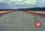 Standbild Flugzeuge landen Vietnam, 1967, aus Sekunde 60 historischem Filmmaterial Videoclip 65675037303