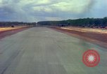 Standbild Flugzeuge landen Vietnam, 1967, aus Sekunde 61 historischem Filmmaterial Videoclip 65675037303
