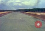 Standbild Flugzeuge landen Vietnam, 1967, aus Sekunde 62 historischem Filmmaterial Videoclip 65675037303