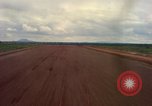 Standbild Ebene Ansätze und landet lange Thanh Vietnam, 1967, aus Sekunde 46 historischem Filmmaterial Videoclip 65675037304