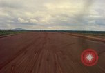 Standbild Ebene Ansätze und landet lange Thanh Vietnam, 1967, aus Sekunde 49 historischem Filmmaterial Videoclip 65675037304