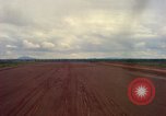 Standbild Ebene Ansätze und landet lange Thanh Vietnam, 1967, aus Sekunde 51 historischem Filmmaterial Videoclip 65675037304