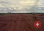 Standbild Ebene Ansätze und landet lange Thanh Vietnam, 1967, aus Sekunde 55 historischem Filmmaterial Videoclip 65675037304