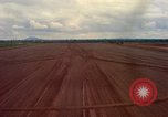 Standbild Ebene Ansätze und landet lange Thanh Vietnam, 1967, aus Sekunde 56 historischem Filmmaterial Videoclip 65675037304