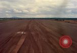 Standbild Ebene Ansätze und landet lange Thanh Vietnam, 1967, aus Sekunde 59 historischem Filmmaterial Videoclip 65675037304