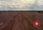 Standbild Ebene Ansätze und landet lange Thanh Vietnam, 1967, aus Sekunde 62 historischem Filmmaterial Videoclip 65675037304