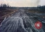 Standbild Flugzeuge landen Tom Le Chom Vietnam, 1967, aus Sekunde 34 historischem Filmmaterial Videoclip 65675037305