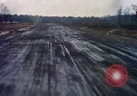 Standbild Flugzeuge landen Tom Le Chom Vietnam, 1967, aus Sekunde 39 historischem Filmmaterial Videoclip 65675037305