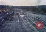 Standbild Flugzeuge landen Tom Le Chom Vietnam, 1967, aus Sekunde 44 historischem Filmmaterial Videoclip 65675037305
