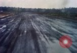 Standbild Flugzeuge landen Tom Le Chom Vietnam, 1967, aus Sekunde 45 historischem Filmmaterial Videoclip 65675037305