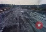 Standbild Flugzeuge landen Tom Le Chom Vietnam, 1967, aus Sekunde 47 historischem Filmmaterial Videoclip 65675037305