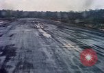 Standbild Flugzeuge landen Tom Le Chom Vietnam, 1967, aus Sekunde 53 historischem Filmmaterial Videoclip 65675037305
