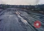 Standbild Flugzeuge landen Tom Le Chom Vietnam, 1967, aus Sekunde 54 historischem Filmmaterial Videoclip 65675037305