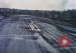 Standbild Flugzeuge landen Tom Le Chom Vietnam, 1967, aus Sekunde 55 historischem Filmmaterial Videoclip 65675037305