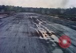 Standbild Flugzeuge landen Tom Le Chom Vietnam, 1967, aus Sekunde 56 historischem Filmmaterial Videoclip 65675037305