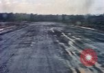 Standbild Flugzeuge landen Tom Le Chom Vietnam, 1967, aus Sekunde 57 historischem Filmmaterial Videoclip 65675037305