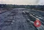 Standbild Flugzeuge landen Tom Le Chom Vietnam, 1967, aus Sekunde 58 historischem Filmmaterial Videoclip 65675037305