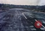 Standbild Flugzeuge landen Tom Le Chom Vietnam, 1967, aus Sekunde 60 historischem Filmmaterial Videoclip 65675037305