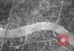 Standbild Bombardierung Rama VI Brücke Bangkok Thailand, 1944, aus Sekunde 16 historischem Filmmaterial Videoclip 65675037316