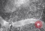 Standbild Bombardierung Rama VI Brücke Bangkok Thailand, 1944, aus Sekunde 22 historischem Filmmaterial Videoclip 65675037316