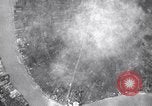 Standbild Bombardierung Rama VI Brücke Bangkok Thailand, 1944, aus Sekunde 27 historischem Filmmaterial Videoclip 65675037316