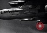 Standbild B-52 air-startet eine AGM-28 Hound Dog Cruise Missile United States USA, 1962, aus Sekunde 4 historischem Filmmaterial Videoclip 65675037326