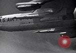 Standbild B-52 air-startet eine AGM-28 Hound Dog Cruise Missile United States USA, 1962, aus Sekunde 5 historischem Filmmaterial Videoclip 65675037326