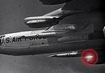 Standbild B-52 air-startet eine AGM-28 Hound Dog Cruise Missile United States USA, 1962, aus Sekunde 6 historischem Filmmaterial Videoclip 65675037326