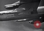 Standbild B-52 air-startet eine AGM-28 Hound Dog Cruise Missile United States USA, 1962, aus Sekunde 7 historischem Filmmaterial Videoclip 65675037326