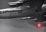 Standbild B-52 air-startet eine AGM-28 Hound Dog Cruise Missile United States USA, 1962, aus Sekunde 8 historischem Filmmaterial Videoclip 65675037326