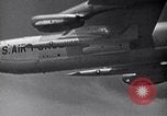 Standbild B-52 air-startet eine AGM-28 Hound Dog Cruise Missile United States USA, 1962, aus Sekunde 9 historischem Filmmaterial Videoclip 65675037326
