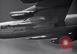 Standbild B-52 air-startet eine AGM-28 Hound Dog Cruise Missile United States USA, 1962, aus Sekunde 10 historischem Filmmaterial Videoclip 65675037326