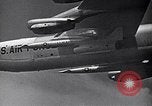 Standbild B-52 air-startet eine AGM-28 Hound Dog Cruise Missile United States USA, 1962, aus Sekunde 11 historischem Filmmaterial Videoclip 65675037326