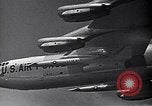 Standbild B-52 air-startet eine AGM-28 Hound Dog Cruise Missile United States USA, 1962, aus Sekunde 12 historischem Filmmaterial Videoclip 65675037326