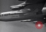 Standbild B-52 air-startet eine AGM-28 Hound Dog Cruise Missile United States USA, 1962, aus Sekunde 14 historischem Filmmaterial Videoclip 65675037326