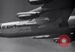 Standbild B-52 air-startet eine AGM-28 Hound Dog Cruise Missile United States USA, 1962, aus Sekunde 15 historischem Filmmaterial Videoclip 65675037326