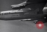 Standbild B-52 air-startet eine AGM-28 Hound Dog Cruise Missile United States USA, 1962, aus Sekunde 16 historischem Filmmaterial Videoclip 65675037326