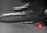 Standbild B-52 air-startet eine AGM-28 Hound Dog Cruise Missile United States USA, 1962, aus Sekunde 17 historischem Filmmaterial Videoclip 65675037326