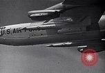 Standbild B-52 air-startet eine AGM-28 Hound Dog Cruise Missile United States USA, 1962, aus Sekunde 18 historischem Filmmaterial Videoclip 65675037326