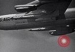 Standbild B-52 air-startet eine AGM-28 Hound Dog Cruise Missile United States USA, 1962, aus Sekunde 19 historischem Filmmaterial Videoclip 65675037326