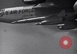 Standbild B-52 air-startet eine AGM-28 Hound Dog Cruise Missile United States USA, 1962, aus Sekunde 20 historischem Filmmaterial Videoclip 65675037326