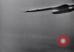 Standbild B-52 air-startet eine AGM-28 Hound Dog Cruise Missile United States USA, 1962, aus Sekunde 22 historischem Filmmaterial Videoclip 65675037326