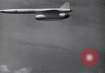 Standbild B-52 air-startet eine AGM-28 Hound Dog Cruise Missile United States USA, 1962, aus Sekunde 23 historischem Filmmaterial Videoclip 65675037326