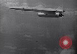 Standbild B-52 air-startet eine AGM-28 Hound Dog Cruise Missile United States USA, 1962, aus Sekunde 24 historischem Filmmaterial Videoclip 65675037326